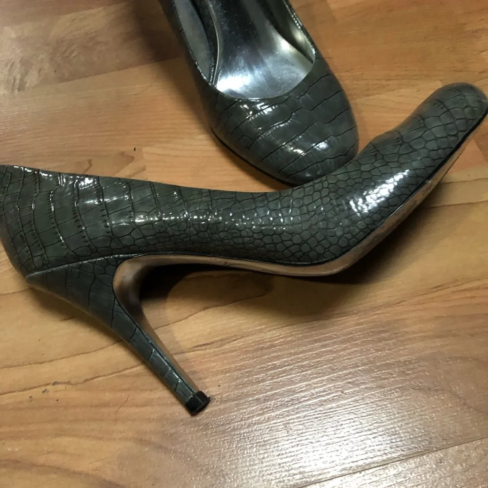 Jessica Simpson Round Toe Pump - Picture 3 of 10